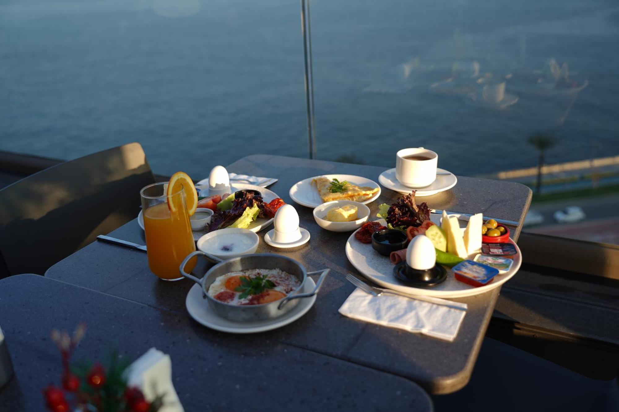 Best Western Plus Hotel Konak Izmir Bagian luar foto